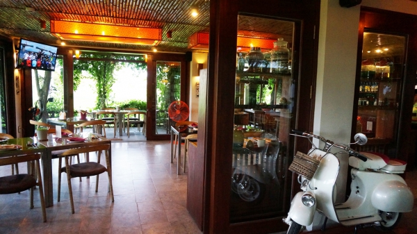 Dining_44